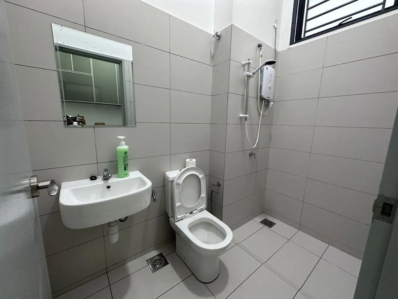 46 Crest Near Yi Jia Helixuan New Cathay Long Sing Mount Austin Restaurant Villa Johor Bahru 0*,