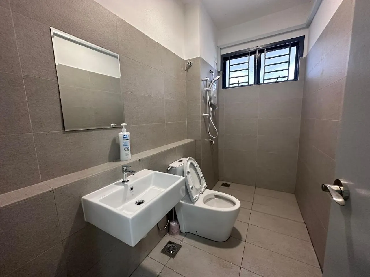 46 Crest Near Yi Jia Helixuan New Cathay Long Sing Mount Austin Restaurant Villa Johor Bahru